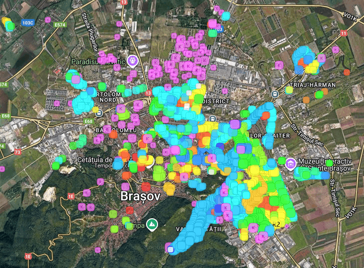 Clustered property markers across Brasov, Romania, on HartaBlocuri.ro
